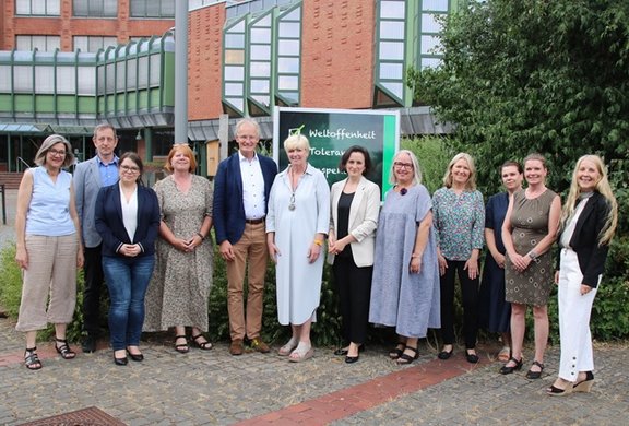 Gruppenbild_KI_Besuch_aus_Ministerien_klein.jpg  